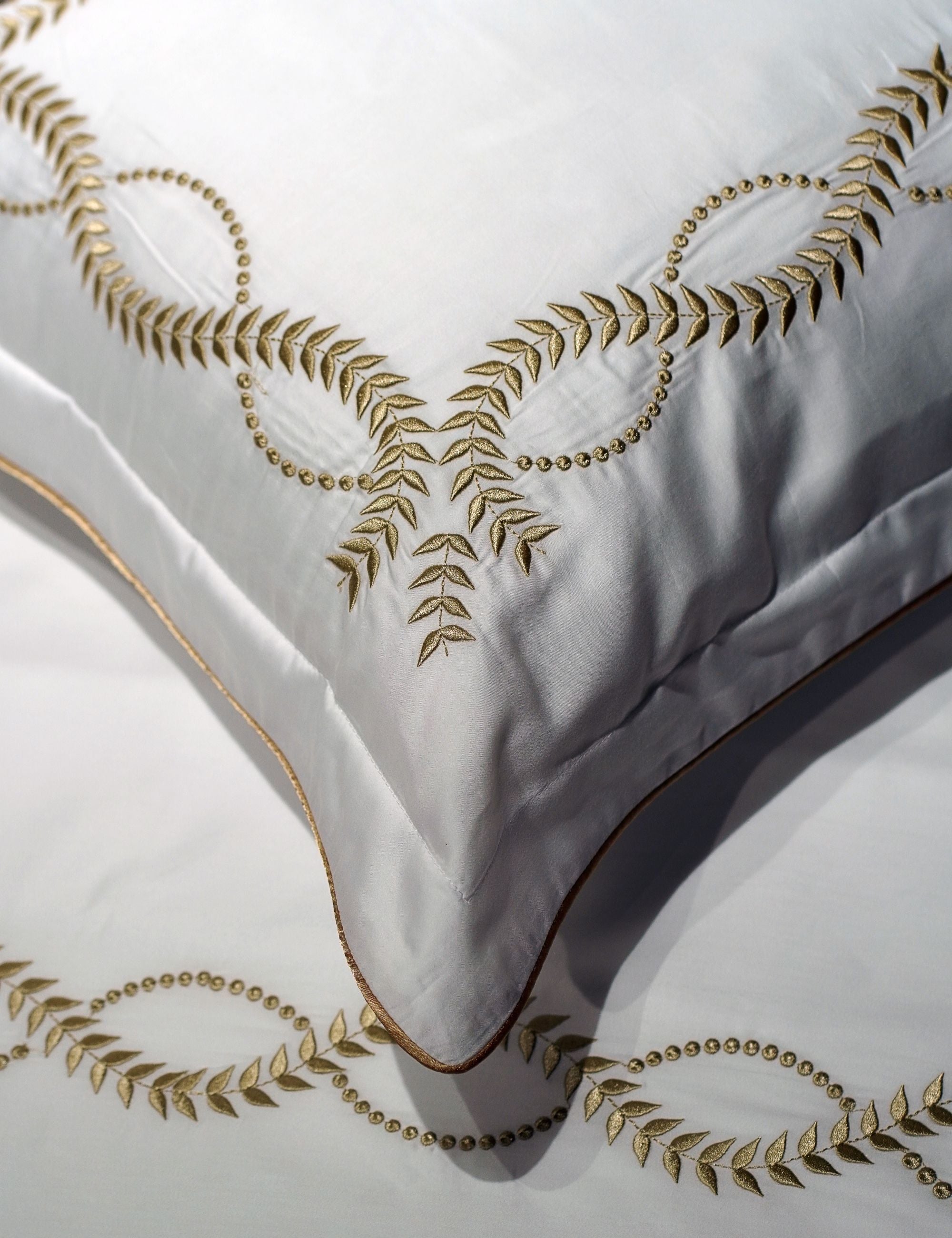 Parure Satin de Coton Brodé